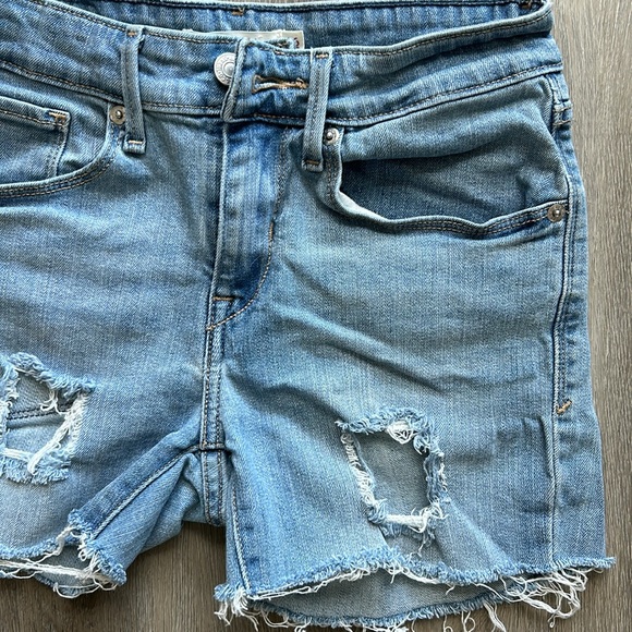 Levi’s Mid Rise Skinny Cutoff Shorts - Light Wash/Distressed - Picture 6 of 7